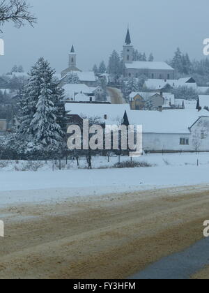 Repubblica ceca, coperta di neve villaggio di Velka Lhota con le chiese protestanti Foto Stock