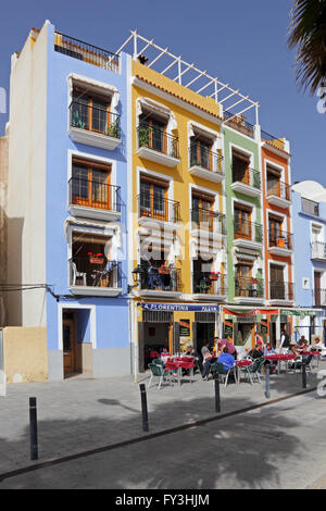 Lungomare di colorate case e cafe, Villajoyosa, Spagna Foto Stock