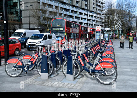 Santander cicli o Boris bike, noleggio biciclette sistema docking station con il bus, angolo di Hampstead Road e Euston Road, Londra Foto Stock