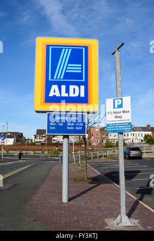 Aldi firmare all'entrata per il parcheggio di un grande supermercato Aldi in Blackpool, Lancashire, Regno Unito Foto Stock