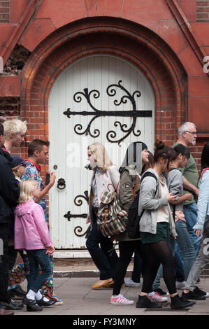 Brighton, Essex orientale, Regno Unito, Inghilterra, persone, turista, turisti, strade, vista, estate, folla, asiatico, asiatici, ragazze, Foto Stock