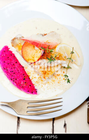 Orate di mare orata filetto burro pan fritto con pesche fresche di potare e fette dragonfruit timo sulla parte superiore Foto Stock