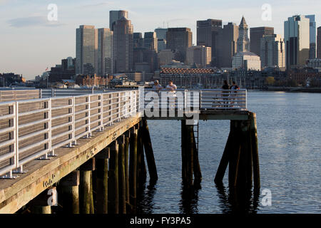 Persone su un molo, East Boston, Massachusetts, STATI UNITI D'AMERICA Foto Stock