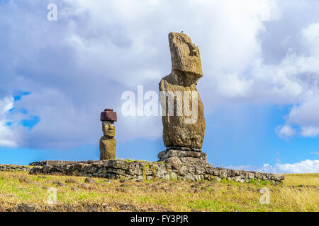 Ahu Tahai e Ahu Ko Te Riku in Tahat complesso archeologico, Isola di Pasqua, Cile Foto Stock