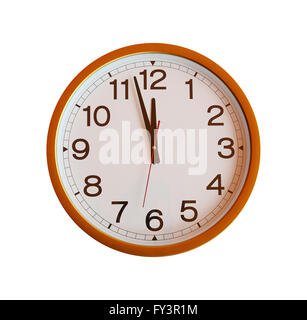 Arancione orologio da parete isolata in ore dodici su sfondo bianco. Foto Stock