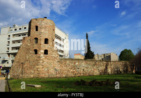 Resti della costruzione ottagonale torre del castello occidentale e il tribunale della città visibile sullo sfondo. Distretto di Vardaris Foto Stock