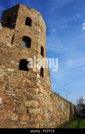 Resti del castello ovest la torre ottagonale di costruzione in seguito lungo il lungomare di Salonicco. Distretto Vardaris Foto Stock