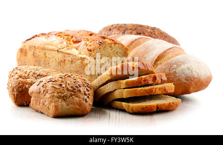 Composizione con un assortimento di prodotti da forno isolato su bianco Foto Stock