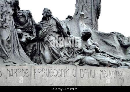 Praga, Repubblica Ceca. Jan Hus Memorial (1915: Ladislav Šaloun) Piazza della Città Vecchia, commemorando cinquecentesimo anniversario della sua morte Foto Stock