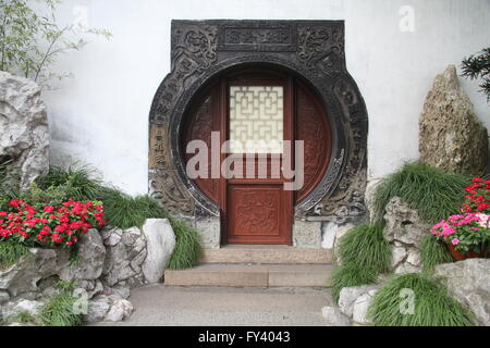 Round porta, il Giardino Yu Yuan, Shanghai, Cina Foto Stock