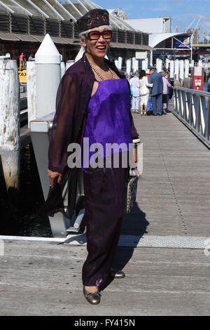 Sydney, Australia. Il 21 aprile 2016. La Australian Monarchist League ha organizzato un festeggiamenti di crociera con pranzo in onore della regina Elisabetta II è il novantesimo compleanno, che avviene lo stesso giorno. La crociera partì Kings Street Wharf, Darling Harbour a bordo Vagabond. Nella foto: Sydney arriva di identità per la crociera. Credito: Richard Milnes/Alamy Live News Foto Stock