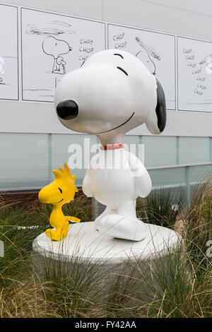 Tokyo, Giappone. Xxi Aprile, 2016. Le statue di Woodstock (R) e Snoopy (L) sul display all'ingresso del museo di Snoopy Tokyo in Roppongi on April 21, 2016, Tokyo, Giappone. Snoopy Museum di Tokyo è la prima al di fuori degli Stati Uniti dedicata all'opera di Charles M. Schulz. Sul display sono alcuni 60 originale di fumetti selezionati da Jean Schulz, moglie del creatore di arachidi, e doni personali dai tifosi che ella ha ricevuto nel corso degli anni. © Aflo Co. Credito: Aflo Co. Ltd./Alamy Live News Foto Stock