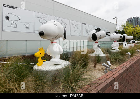 Tokyo, Giappone. Xxi Aprile, 2016. Varie statue di Snoopy sul display all'ingresso del museo di Snoopy Tokyo in Roppongi on April 21, 2016, Tokyo, Giappone. Snoopy Museum di Tokyo è la prima al di fuori degli Stati Uniti dedicata all'opera di Charles M. Schulz. Sul display sono alcuni 60 originale di fumetti selezionati da Jean Schulz, moglie del creatore di arachidi, e doni personali dai tifosi che ella ha ricevuto nel corso degli anni. Credito: Aflo Co. Ltd./Alamy Live News Foto Stock