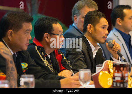 Cebu City, Filippine. Xxi Aprile, 2016. Ultimo premere conference call per la WBO Mondo Super Peso gallo campionato titolo scontro tra titolare Filipino-American boxer, 'Il Flash filippino' Nonito Donaire (32 anni) W36 L3-D0) e challenger ungherese Zsolt Bedak (32 anni) W25 L1-D0). Donaire sarà di realizzare una prima difesa del titolo che si terrà a Cebu City stadio sportivo di sabato 23/4/2016. Credito: galleria immagini2/Alamy Live News Foto Stock