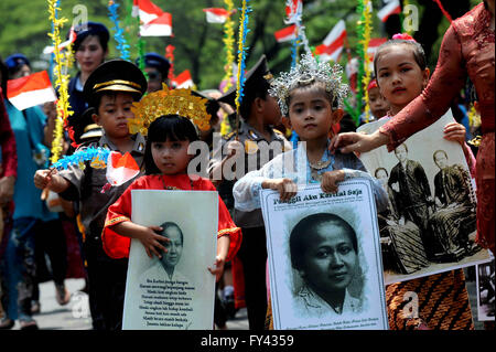 Jakarta, Indonesia. Xxi Aprile, 2016. Gli studenti di una scuola di alternative per le famiglie povere 'SAAJA' (Sekolah Anak-Anak Jalanan) Indonesiani che indossano costumi tradizionali durante la commemorazione del giorno Kartini segna la nascita di Raden Kartini Ajeng, un nazionale indonesiana eroina nata nel 1879 che è stato il pioniere nel settore dei diritti delle donne, a Jakarta, Indonesia, 21 aprile 2016. Credito: Agung Kuncahya B./Xinhua/Alamy Live News Foto Stock