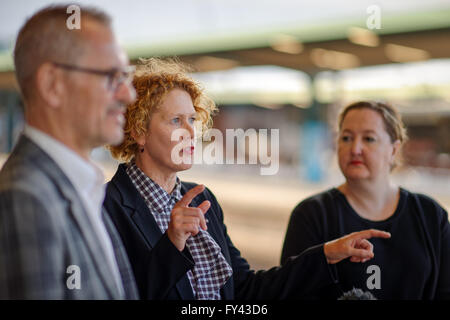 Sydney, Australia. Xxi Aprile, 2016. Elizabeth Ann Macgregor OBE, Direttore, MCA parla ai media presso l'annuncio di "National: Nuovo Australian Art Esposizioni di serie. Tre di Sydney il premier le istituzioni culturali, la galleria di arte del Nuovo Galles del Sud (AGNSW), Carriageworks e il Museo di Arte Contemporanea in Australia (MCA), ha annunciato la mostra il partenariato in contemporanea arte australiana abbia luogo nel corso di un periodo di sei anni. © Hugh Peterswald/Pacific Press/Alamy Live News Foto Stock