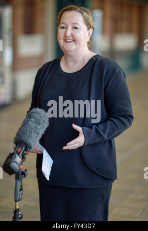 Sydney, Australia. Xxi Aprile, 2016. Lisa Havilah, Direttore Carriageworks parla ai media presso l'annuncio di "National: Nuovo Australian Art Esposizioni di serie. Tre di Sydney il premier le istituzioni culturali, la galleria di arte del Nuovo Galles del Sud (AGNSW), Carriageworks e il Museo di Arte Contemporanea in Australia (MCA), ha annunciato la mostra il partenariato in contemporanea arte australiana abbia luogo nel corso di un periodo di sei anni. © Hugh Peterswald/Pacific Press/Alamy Live News Foto Stock