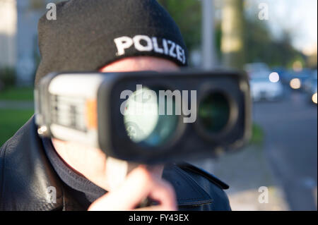 Berlino, Germania. Xxi Aprile, 2016. Un funzionario di polizia guarda attraverso una velocità scanner misurando la velocità di passaggio da auto a Berlino, Germania, 21 aprile 2016. Le forze di polizia di tutta Europa sono la velocità di conduzione di campagne di trap. Foto: Paolo Zinken/dpa/Alamy Live News Foto Stock