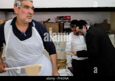 Gerusalemme, Israele. Xxi Aprile, 2016. Gli uomini ebrei preparare matzah, pane azzimo, per la Pasqua ebraica, simbolico dell'esodo biblico degli antichi ebrei dalla schiavitù in Egitto alla libertà in cui non avendo avuto il tempo di attesa per l'impasto a lievitare prima di lasciare l'Egitto, partirono nel deserto con pane azzimo. Credito: Nir Alon/Alamy Live News Foto Stock