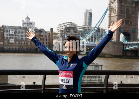 Londra, Regno Unito. Xxi Aprile 2016. Dame Kelly HOLMES mantiene le braccia in aria a un Photocall oggi da Tower Bridge prima di eseguire la sua prima maratona di Londra di domenica. Credito: Keith Larby/Alamy Live News Foto Stock