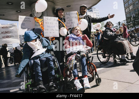 Berlin, Berlin, Germania. Xxi Aprile, 2016. Due ragazze in carrozzina insieme con i loro assistenti durante la protesta di disabilità di attivisti per i diritti di fronte all'orologio mondiale su Alexanderplatz di Berlino. I manifestanti chiedono la piena attuazione dei diritti dei disabili delle Nazioni Unite come parte del promesso federale il diritto di partecipazione e di supporto per assistenza e cura domestica indipendentemente dal livello di reddito. Credito: Jan Scheunert/ZUMA filo/Alamy Live News Foto Stock