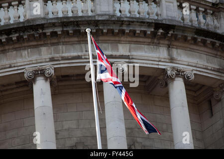 Belfast, Regno Unito. Xxi Aprile 2016. Bandiera europea vola a Belfast City Hall di mark della Regina Elisabetta II il novantesimo compleanno Credito: Bonzo Alamy/Live News Foto Stock