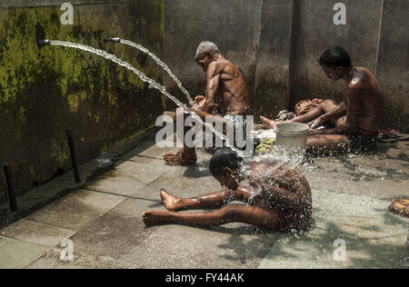 Kolkata, lo stato indiano del Bengala Occidentale. Xxi Aprile, 2016. Popolo Indiano di prendere il bagno in strada acqua rubinetti in Kolkata, capitale dell'est lo stato indiano del Bengala Occidentale, il 21 aprile 2016. Relazione afferma micidiale ondata di calore hanno provocato più di 160 morti nel sud e est India, ha continuato a impugnatura diverse tasche del paese e nessun rilievo è probabilmente durante i prossimi giorni e la maggior parte dei posti sarà testimone a temperature elevate. Credito: Tumpa Mondal/Xinhua/Alamy Live News Foto Stock