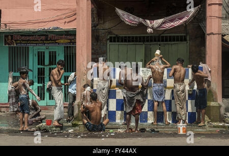 Kolkata, lo stato indiano del Bengala Occidentale. Xxi Aprile, 2016. Popolo Indiano di prendere il bagno in corrispondenza di un bordo strada fonte di acqua in Kolkata, capitale dell'est lo stato indiano del Bengala Occidentale, il 21 aprile 2016. Relazione afferma micidiale ondata di calore hanno provocato più di 160 morti nel sud e est India, ha continuato a impugnatura diverse tasche del paese e nessun rilievo è probabilmente durante i prossimi giorni e la maggior parte dei posti sarà testimone a temperature elevate. Credito: Tumpa Mondal/Xinhua/Alamy Live News Foto Stock