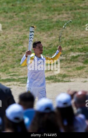 Olympia, Grecia. Xxi Aprile, 2016. La prima torcia olimpica portatore Eleftherios Petrounias, Grecia del ginnasta artistica, corre con la fiamma olimpica dopo l'accensione della fiamma olimpica cerimonia per il Rio 2016 Giochi Olimpici all'interno dell'antico Stadio Olimpico sul sito dell'antica Olympia, Grecia, 21 aprile 2016. Credito: Jin Yu/Xinhua/Alamy Live News Foto Stock