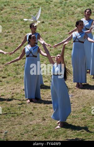 Olympia, Grecia. Xxi Aprile, 2016. Una sacerdotessa rilascia una colomba durante l'accensione della fiamma olimpica cerimonia per il Rio 2016 Giochi Olimpici all'interno dell'antico Stadio Olimpico sul sito dell'antica Olympia, Grecia, 21 aprile 2016. Credito: Jin Yu/Xinhua/Alamy Live News Foto Stock