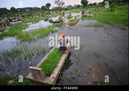 Jakarta, Indonesia. Xxi Aprile, 2016. Un uomo indonesiano pesci ad un invaso il cimitero pubblico a Jakarta, Indonesia, 21 aprile 2016. © Zulkarnain/Xinhua/Alamy Live News Foto Stock