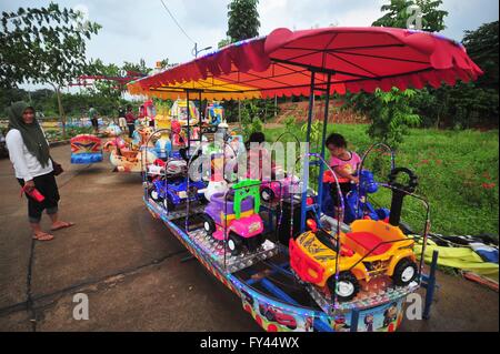 Jakarta, Indonesia. Xxi Aprile, 2016. Indonesian giocare i bambini in un impianto di intrattenimento a Jakarta, Indonesia, 21 aprile 2016. © Zulkarnain/Xinhua/Alamy Live News Foto Stock