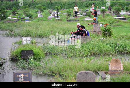 Jakarta, Indonesia. Xxi Aprile, 2016. La gente del pesce in un invaso il cimitero pubblico a Jakarta, Indonesia, 21 aprile 2016. © Zulkarnain/Xinhua/Alamy Live News Foto Stock