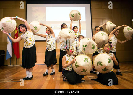 Buenos Aires, Argentina. Xx Apr, 2016. Gli studenti del Collegio cinese Franklin eseguire durante la cerimonia in onore per la comunità cinese in Argentina a Buenos Aires, capitale dell'Argentina, il 20 aprile 2016. CARI e OSDE Foundation rende omaggio mercoledì per la comunità cinese nel paese, in una cerimonia che si è svolta nel centro di Buenos Aires. © Martin Zabala/Xinhua/Alamy Live News Foto Stock