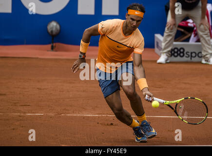 Barcellona, in Catalogna, Spagna. Xxi Aprile, 2016. RAFAEL NADAL (ESP) restituisce la sfera di Albert MONTANES (ESP) durante il terzo round della "Barcelona Open Banc Sabadell' 2016. Nadal vince 6-2, 6-2 Credito: Matthias Oesterle/ZUMA filo/Alamy Live News Foto Stock