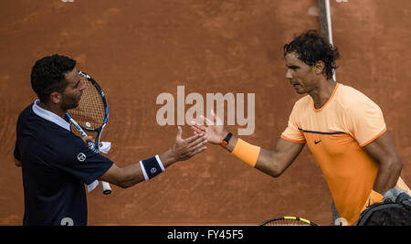 Barcellona, in Catalogna, Spagna. Xxi Aprile, 2016. RAFAEL NADAL (ESP) è congratulato da Albert MONTANES (ESP) durante il terzo round della "Barcelona Open Banc Sabadell' 2016. Nadal vince 6-2, 6-2 Credito: Matthias Oesterle/ZUMA filo/Alamy Live News Foto Stock