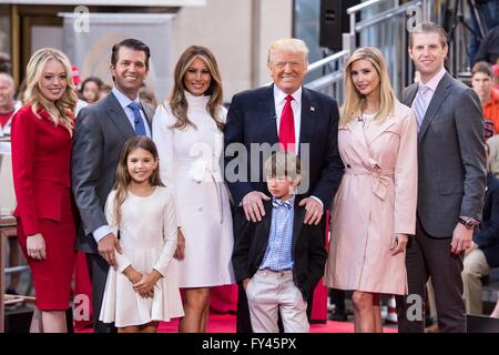 New York, NY, STATI UNITI D'AMERICA. Xxi Aprile, 2016. Tiffany Trump, Donald Trump Jr., Kai Maidson Trump, Melania Trump, Donald Trump, Donald Trump III, Ivanka Trump, Eric Trump di presenze per Donald Trump Municipio sul NBC Today Show, Rockefeller Plaza di New York, NY Aprile 21, 2016. Credito: Steven Ferdman/Everett raccolta/Alamy Live News Foto Stock
