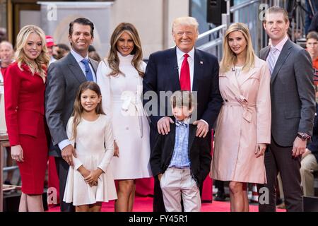New York, NY, STATI UNITI D'AMERICA. Xxi Aprile, 2016. Tiffany Trump, Donald Trump Jr., Kai Maidson Trump, Melania Trump, Donald Trump, Donald Trump III, Ivanka Trump, Eric Trump di presenze per Donald Trump Municipio sul NBC Today Show, Rockefeller Plaza di New York, NY Aprile 21, 2016. Credito: Steven Ferdman/Everett raccolta/Alamy Live News Foto Stock