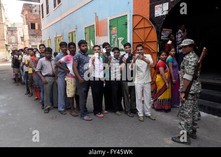 Kolkata, India. Xxi Aprile, 2016. La gente que tocast voto al collegio Chitaranjan. La gente del Bengala Occidentale di votare per le 62 sedi di montaggio su quattro distretto lungo con sette del Nord sede di Kolkata. Questa terza fase di fase di sei Bengala Occidentale elezioni legislative. Credito: Saikat Paolo/Pacific Press/Alamy Live News Foto Stock