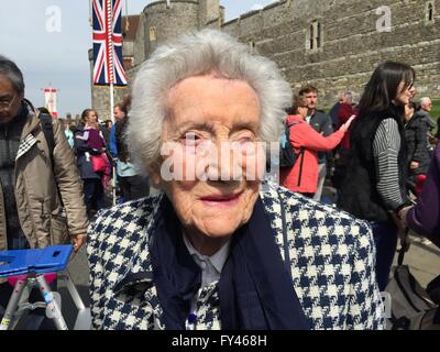 Windsor, Gran Bretagna. Xxi Aprile, 2016. Joan Jones (84), ex sindaco di Slough, è venuto a celebrare il British Queen in Windsor, Gran Bretagna, 21 aprile 2016. La regina Elisabetta II festeggia il suo novantesimo compleanno nella città di Windsor. Foto: Christoph MEYER/dpa/Alamy Live News Foto Stock