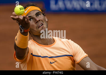 Barcellona, in Catalogna, Spagna. Xxi Aprile, 2016. RAFAEL NADAL di Spagna serve contro il connazionale A. Montanes durante il terzo round della "Barcelona Open Banc Sabadell' 2016. Nadal ha vinto 6-2, 6-2. © Matthias Oesterle/ZUMA filo/Alamy Live News Foto Stock