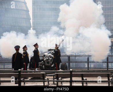 Loundon UK, XXI Aprile 2016, l'artiglieria Honoourable Azienda fire una pistola 62 omaggio per HM Queen's novantesimo compleanno Credito: Ian Davidson/Alamy Live News Foto Stock