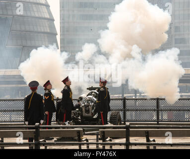 Loundon UK, XXI Aprile 2016, l'artiglieria Honoourable Azienda fire una pistola 62 omaggio per HM Queen's novantesimo compleanno Credito: Ian Davidson/Alamy Live News Foto Stock