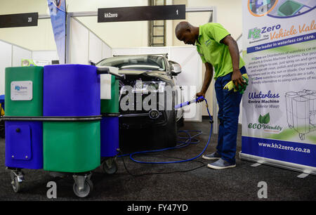 (160421) -- JOHANNESBURG, Aprile 21, 2016 (Xinhua) -- Un espositore utilizza un veicolo ambientale Servizio di lavaggio di un auto che costa circa 1 Rand (circa 0,07 dollari USA) per auto, durante il giorno di apertura di Hack4acqua mostra, Johannesburg, Sud Africa, il 21 aprile 2016. Il dipartimento di acqua potabile e servizi igienico-sanitari del Sud Africa in collaborazione con un governo aperto il partenariato, il Sud Africa ha ospitato un hack4acqua evento di presentazione qui giovedì. Ricercatori e imprenditori hanno presentato idee e innovazioni che potrebbe aiutare ad affrontare il Sud Africa l'acqua e strutture igieniche sfide a basso costo. (Xinhua/ Foto Stock