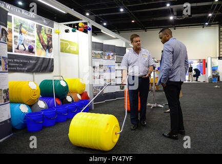 (160421) -- JOHANNESBURG, Aprile 21, 2016 (Xinhua) -- un espositore (L) mostra un 90-litro contenitore denominato Ippona rullo di acqua che può aiutare le persone a portare acqua con meno manodopera e il cui prezzo è 1250 Rand (circa 88 dollari USA), durante il giorno di apertura di Hack4acqua mostra, Johannesburg, Sud Africa, il 21 aprile 2016. Il dipartimento di acqua potabile e servizi igienico-sanitari del Sud Africa in collaborazione con un governo aperto il partenariato, il Sud Africa ha ospitato un hack4acqua evento di presentazione qui giovedì. Ricercatori e imprenditori hanno presentato idee e innovazioni che potrebbero assistere all'indirizzo del Sudafrica wa Foto Stock