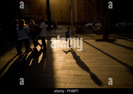 Barcellona, in Catalogna, Spagna. Xxi Aprile, 2016. Un giovane ragazzo practice jogging da Barcellona sul lungomare al tramonto. © Jordi Boixareu/ZUMA filo/Alamy Live News Foto Stock