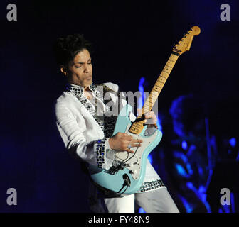 File. Xxi Aprile, 2016. PRINCE ROGERS NELSON (Giugno 7, 1958 - Aprile 21, 2016) è morto, l'età 57, a sua Paisley Park casa e studio in Minnesota. È stato riportato in precedenza che la polizia aveva studiato una fatalità. Il principe è stato ricoverato in ospedale la scorsa settimana dopo il suo piano per è stato costretto a fare un atterraggio di emergenza a Moline, Illinois. Un rep detto erano state combattendo un brutto caso di influenza. Nella foto: 26 Apr 2008 - Indio, California, Stati Uniti d'America - principe musicista suona dal vivo come parte del 2008 Coachella Valley Music e Arts Festival che si svolge all'Impero Polo campo situato in Indio. La T Foto Stock