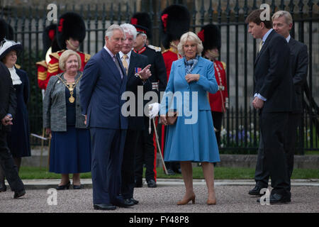 Windsor, Regno Unito. Xxi Aprile, 2016. Il Principe di Galles e la duchessa di Cornovaglia preparare per salutare la regina come lei arriva alla luce il primo di 900 beacon nella celebrazione del suo novantesimo compleanno. Credito: Mark Kerrison/Alamy Live News Foto Stock