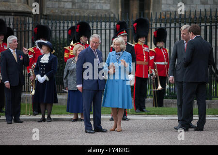 Windsor, Regno Unito. Xxi Aprile, 2016. Il Principe di Galles e la duchessa di Cornovaglia preparare per salutare la regina come lei arriva alla luce il primo di 900 beacon nella celebrazione del suo novantesimo compleanno. Credito: Mark Kerrison/Alamy Live News Foto Stock