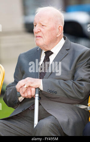 Belfast,UK,l'Europa. Xxi Aprile 2016. Albert Moore che condivide il suo compleanno con la regina. Nella celebrazione di Sua Maestà la regina il novantesimo compleanno un faro è stata accesa nel Parco del Municipio di Belfast Credit: Bonzo Alamy/Live News Foto Stock